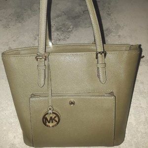💚 Olive Green Michael Kors Purse 💚